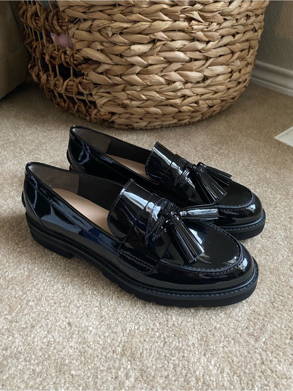 EUC Stuart Weitzman Mila Patent Tassel Loafers Black Leather Luxury Designer